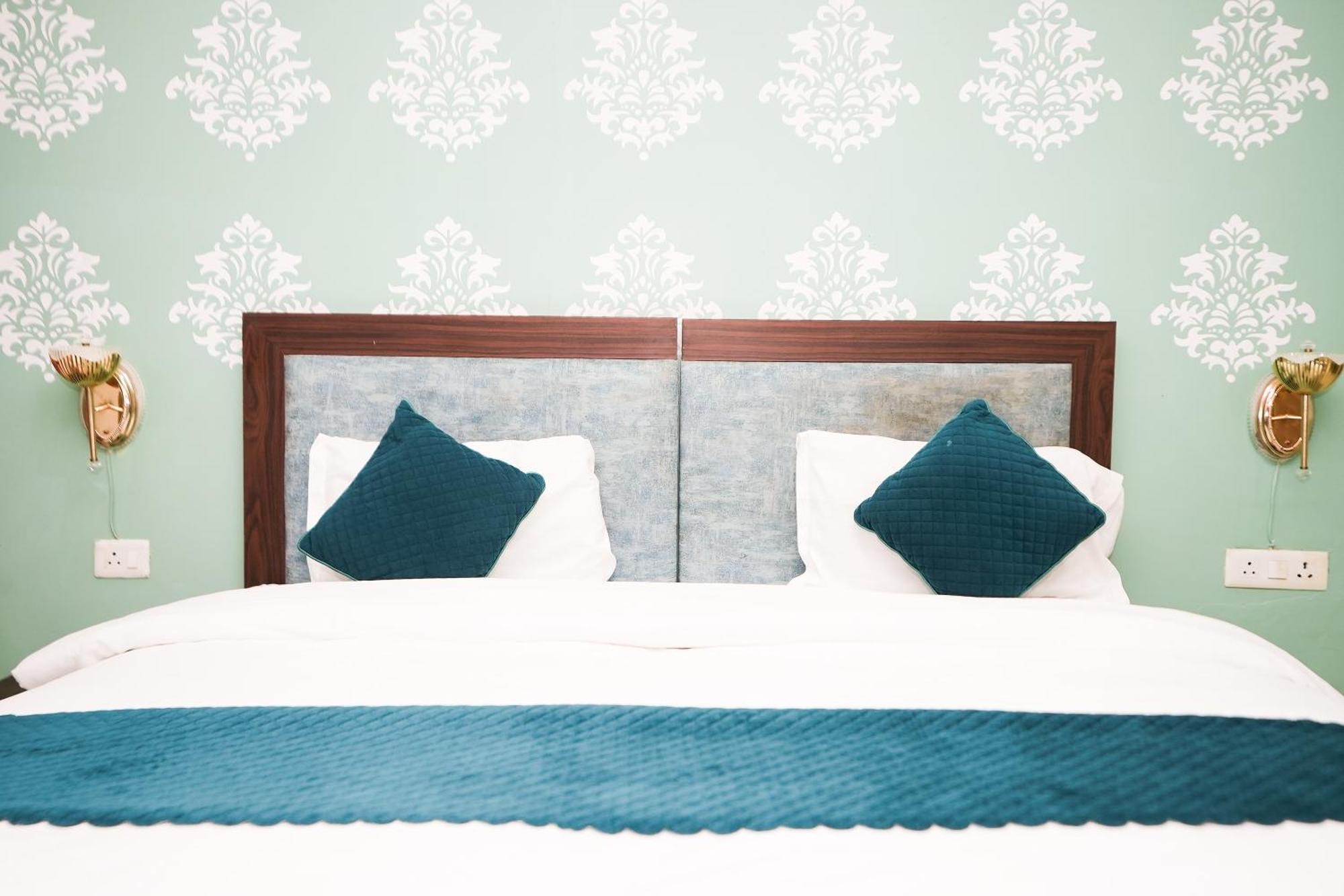Tanvi Premium Residency Near Artemis Hospital, Gurugram Hotell Gurgaon Exteriör bild