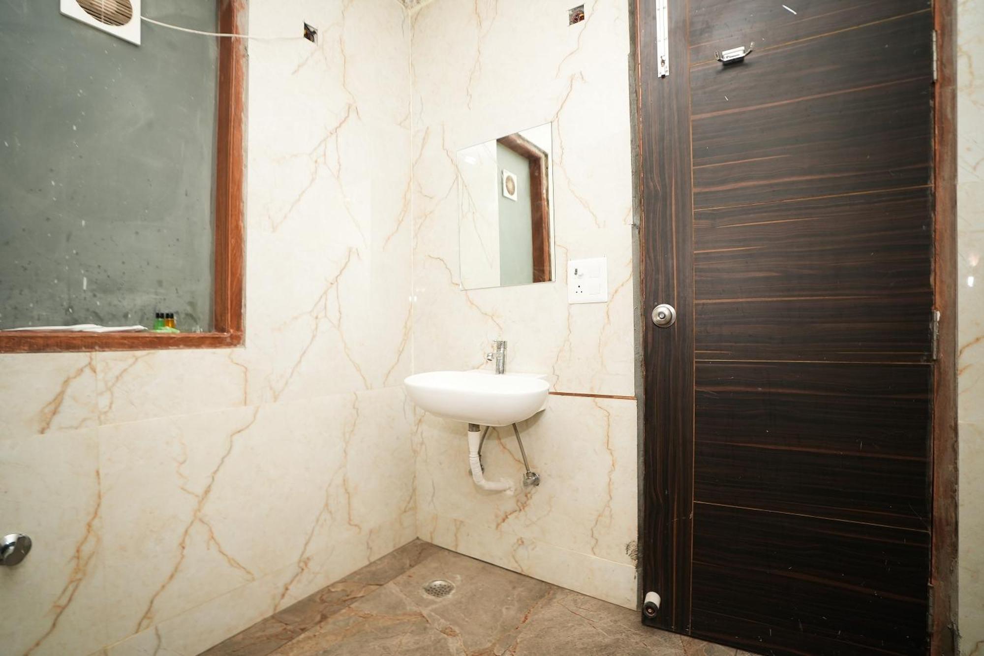Tanvi Premium Residency Near Artemis Hospital, Gurugram Hotell Gurgaon Exteriör bild