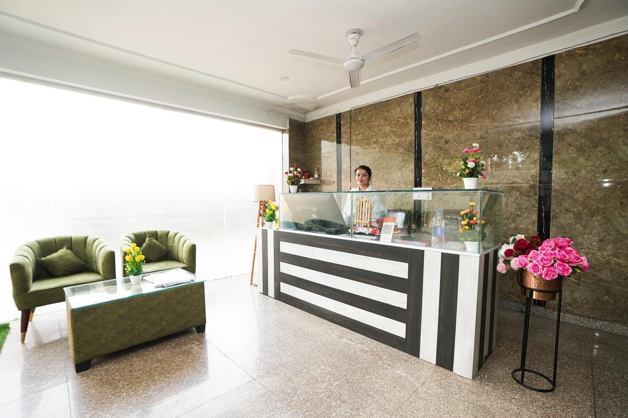 Tanvi Premium Residency Near Artemis Hospital, Gurugram Hotell Gurgaon Exteriör bild