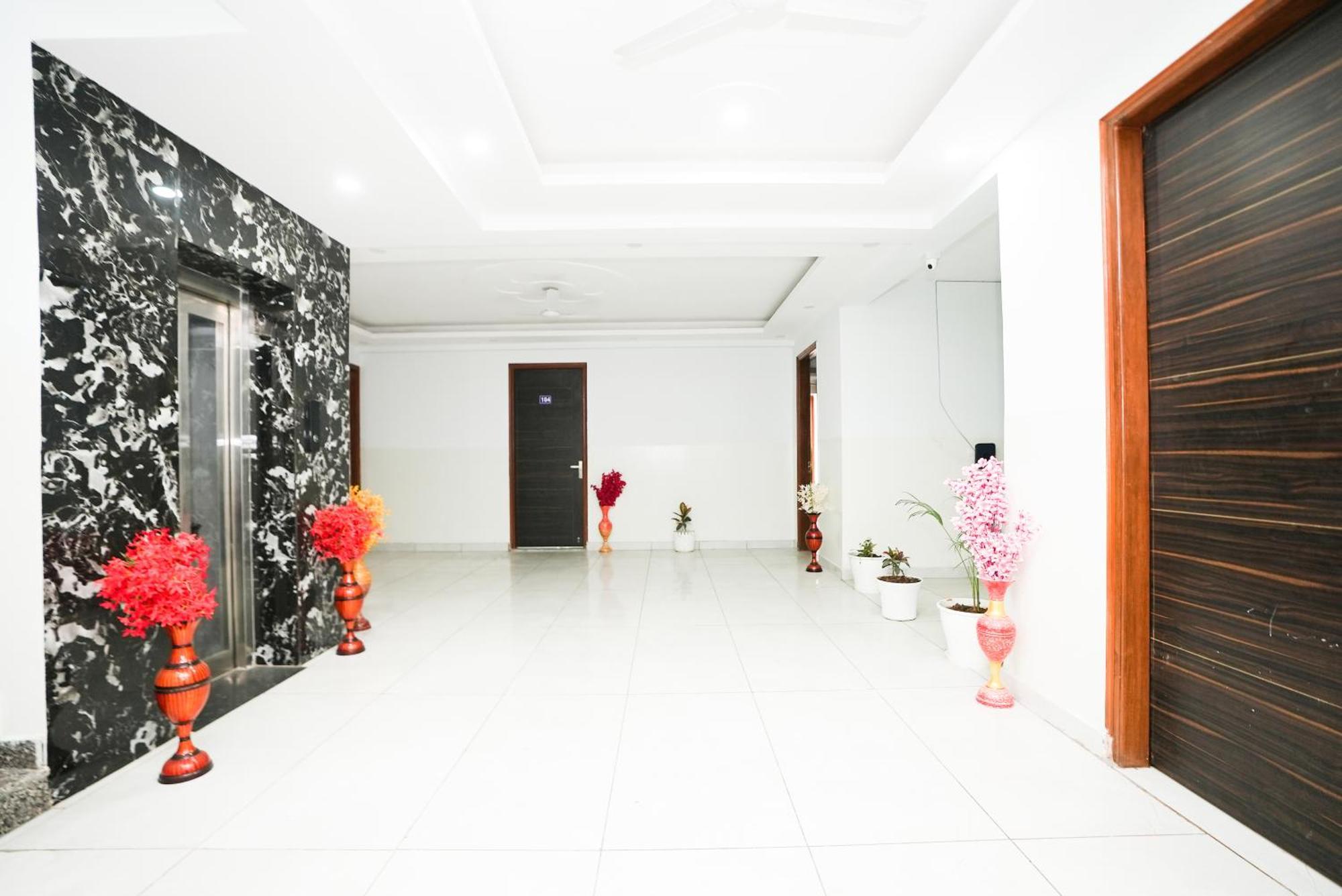 Tanvi Premium Residency Near Artemis Hospital, Gurugram Hotell Gurgaon Exteriör bild
