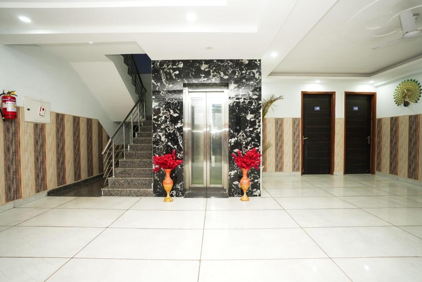 Tanvi Premium Residency-Close To Artemis, Medanta & Fortis Gurgaon Exteriör bild