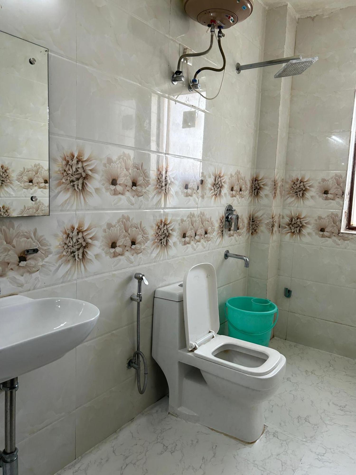 Tanvi Premium Residency-Close To Artemis, Medanta & Fortis Gurgaon Exteriör bild